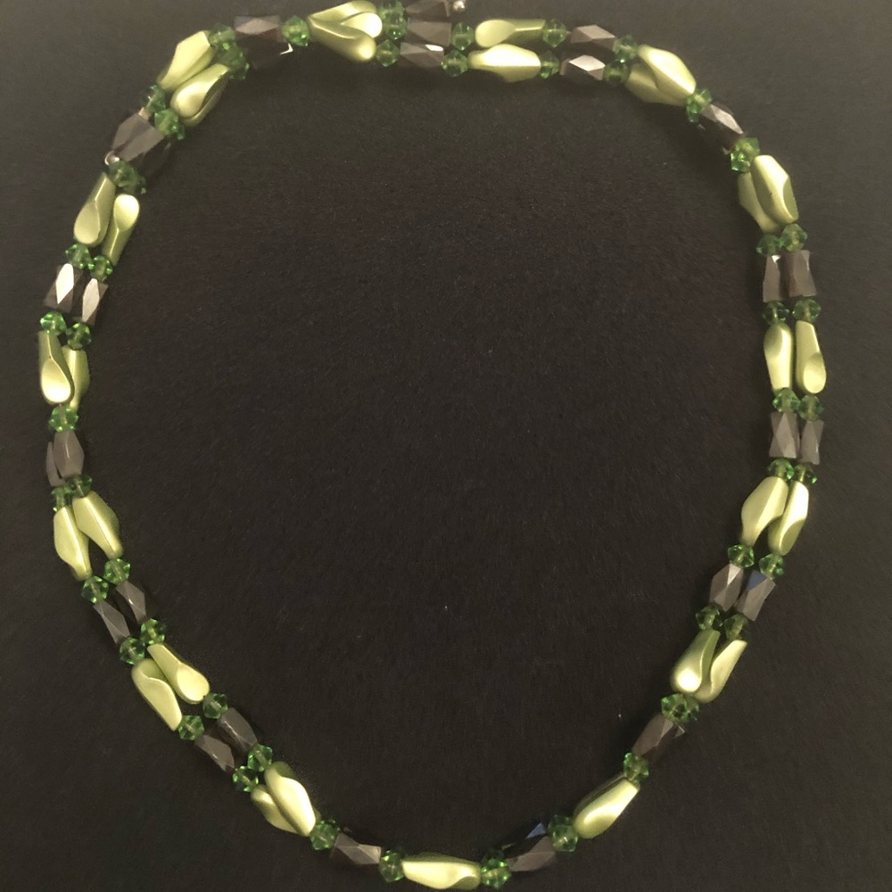 Necklace can be worn as a choker